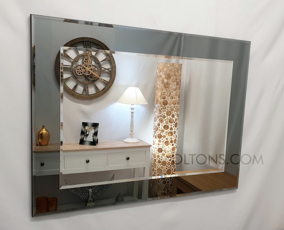 Specchio da parete moderno Marietta Cornice in vetro grigio / fumé Specchio  a 2 strati con bordo smussato argento -  Italia