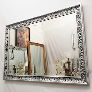 Espelho de parede com moldura de madeira maciça Marilyn, design ornamentado, prateado, preto, vidro com borda chanfrada, retangular, feito no Reino Unido, espelho de corpo inteiro, grande, 130 x 90 cm