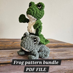 Pode incluir: Um pacote de padrões de crochê para fazer dois bichinhos de pelúcia de sapo. O padrão inclui instruções para um sapo verde com barriga branca e um sapo cinza. O padrão está disponível como arquivo PDF. Pacote de padrões de sapo Arquivo PDF