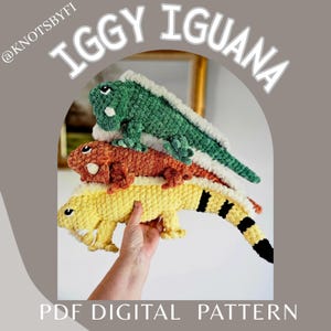 Peut inclure: Trois peluches d'iguanes crochetées, empilées les unes sur les autres. L'iguane du bas est jaune avec des rayures noires sur la queue. Le texte "Iggy Iguana" est au-dessus, avec "PDF Digital Pattern" en dessous.