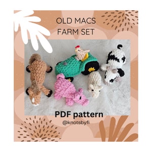 Puede incluir: Patrón de crochet para un conjunto de granja, que incluye un tractor, un cerdo, un caballo y dos vacas. El patrón está disponible para descargar en PDF. El texto de la imagen dice "Old Macs Farm Set" y "PDF pattern @knotsbyfi".