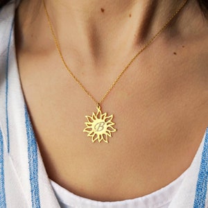 Pingente de sol minimalista gravado com inicial personalizada, colar celestial, colar com pingente inicial, joias de sol, colar de carta presente para ela,