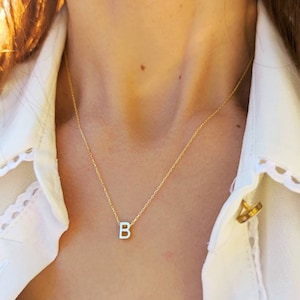 Colar inicial delicado de ouro 14K, pingente de letra 3D, colar com pingente de letra personalizado, presente de aniversário minimalista para ela, colar em camadas