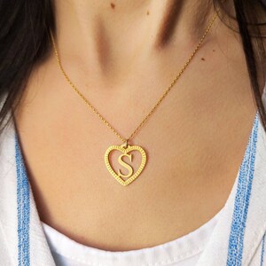 Colar de letras de coração de ouro 14K, pingente inicial de coração gravado, presentes personalizados, joias personalizadas para mulheres, presentes de Natal para a mãe,