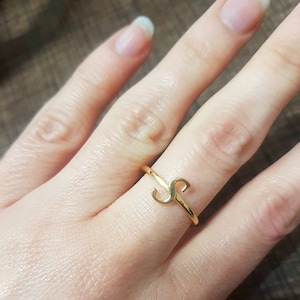 Anillo de letra inicial de oro de 14K, joyería hecha a mano, joyería personalizada, joyería personalizada, regalos de graduación, anillo minimalista, anillo inicial pequeño,