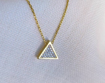 Collar con colgante triangular de oro de 14 quilates: un delicado encanto geométrico.