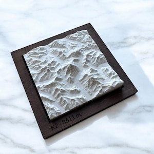 Carte en Relief du K2 – Sculpture en Béton Clair – Topographie du Karakoram – Idée Cadeau pour Alpiniste ou Amateur de Sommets Légendaires