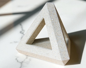 Betonskulptur – Tetraeder, inspiriert von Wellenbrechern – Brutalistische und minimalistische Dekoration – Design von Meeresstrukturen