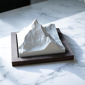Les Imparfaits - Carte en Relief du Mont Cervin – Sculpture en Béton Clair – Topographie du Matterhorn (Toblerone) – Cadeau de Montagne