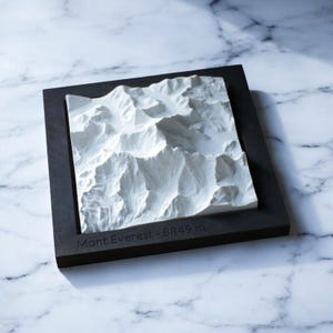 Les Imparfaits - Carte en Relief du Mont Everest, Nuptse & Lhotse – Sculpture en Béton Clair – Topographie Plus Haut Sommet du Monde