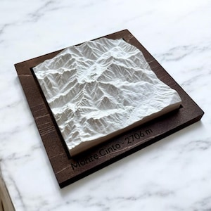 Carte en Relief du Monte Cinto – Sculpture en Béton Clair – Topographie Plus Haut Sommet Corse – Idée Cadeau Corse et Randonneur GR20