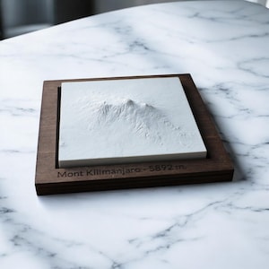Les Imparfaits - Carte en Relief du Mont Kilimanjaro - Sculpture en Béton Clair - Topographie Plus Haut Sommet d'Afrique - Aventurier
