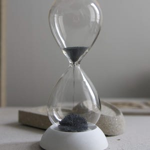 The Imperfect - Magnetic Hourglass with Concrete Base – Hypnotic Desk Sculpture – Minimalist Design Object – Unique Gift for Curious Minds