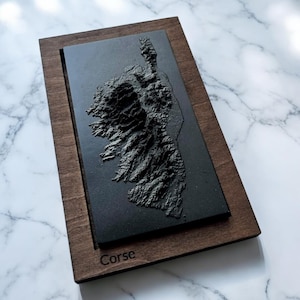 Reliefkarte von Korsika – Schwarze Edition – Konkrete Skulptur und Malerei – Topographie der Insel der Schönheit – Rohes & elegantes Geschenk