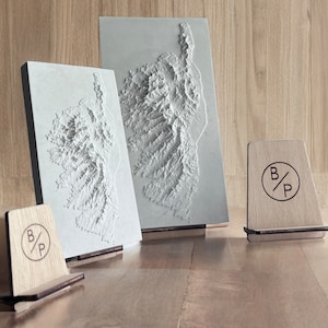 Carte en Relief de l'Île Corse - Sculpture en Béton Clair - Topographie 3D - Best Seller - Souvenir & Cadeau Original de l'Île de Beauté