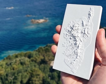 Carte en Relief de la Corse - Sculpture en Béton Clair - Personnalisable - Topographie Île de Beauté - Souvenir Corse