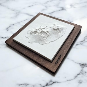 Carte en Relief de l'Île de la Réunion - Sculpture en Béton Clair - Topographie de l'Île Volcanique - Souvenir & Cadeau pour Réunionnais