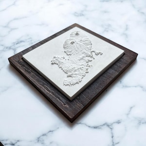 Carte en Relief de la Martinique – Sculpture en Béton Clair – Topographie 3D de l’Île Tropicale – Souvenir & Idée Cadeau Fait Main