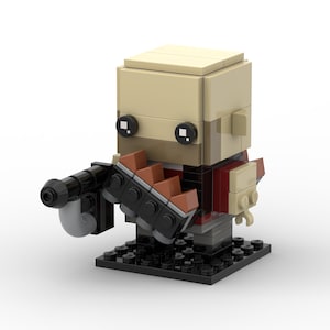 Puede incluir: Una minifigura de Lego de un personaje que sostiene un arma negra y gris. La figura lleva un atuendo rojo y gris y tiene una cabeza beige con ojos negros.