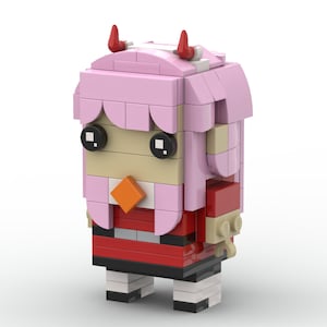 Könnte beinhalten: Eine rosafarbene und rote Lego-Figur eines Charakters mit Hörnern, einem roten Kleid und schwarzen Leggings. Die Figur hat einen großen Kopf mit einer rosafarbenen Perücke und einen kleinen, orangefarbenen Schnabel.