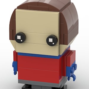 Könnte beinhalten: Eine Lego-Minifigur einer Person mit braunen Haaren, einem roten Shirt, blauen Ärmeln und einer schwarzen Hose. Die Minifigur steht auf einem schwarzen Sockel.