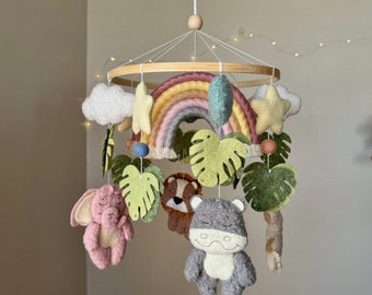Mobile per bambini Boucle Safari: animali della giungla in feltro e arcobaleno