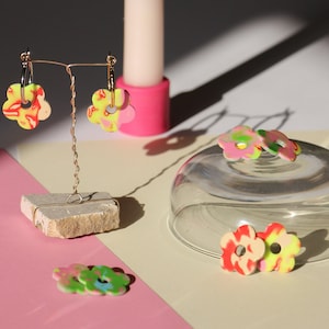 handgefertigte Polymer Ton Mini Blumen Anhänger mit großen Creolen Creolen