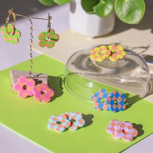 handgemachte Polymer Ton Schachbrett Stil Mini Blumen Anhänger mit großen Creolen Creolen