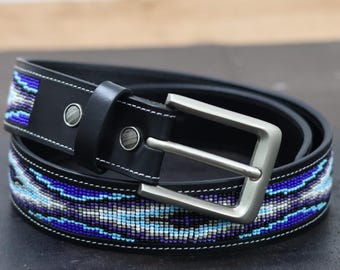 Leren riem met kralen, adelaarsoogmotief, afneembare gesp, blauwe kralen.