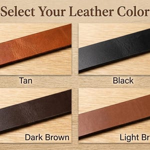 Op de afbeelding: Een kleurselectiekaart met vier stroken leer gelabeld als Tan, Black, Dark Brown en Light Brown. De tekst Select Your Leather Color staat bovenaan. Elke leren strook wordt weergegeven in een rechthoekig kader tegen een achtergrond met houtnerf.