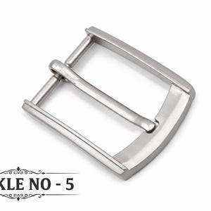 Op de afbeelding: Een zilverkleurige metalen riemgesp met een rechthoekig frame en een centrale doorn. De gesp heeft een gladde, gepolijste afwerking en een gebogen buitenrand. De tekst BUCKLE NO - 5 staat in het zwart linksonder in de afbeelding.