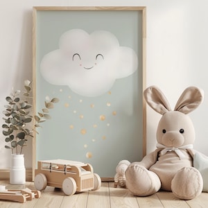 Könnte beinhalten: Ein gerahmter Druck mit einem lächelnden Wolkenmotiv und goldenen Regentropfen auf hellblauem Hintergrund. Ein Plüschhase, ein Holzspielzeugauto und eine Vase mit Grünzeug bilden eine Szene für ein Kinderzimmer.
