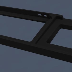 Può includere: Un vassoio organizer rettangolare nero con due scomparti incassati distinti di dimensioni diverse. La cornice presenta un bordo solido con piccole tacche sul lato superiore, una base piatta e bordi rialzati per contenere oggetti.