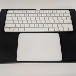 Vassoio personalizzato stampato in 3D per tastiera e trackpad Apple Magic / Scrivania ergonomica e moderna in più colori