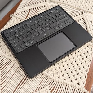 Vassoio per tastiera e trackpad Logitech Casa Pop-Up / Supporto stampato in 3D / Vano portacavi opzionale / Organizer da scrivania minimalista