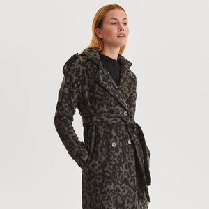 LEOPARD Pattern Women Wear Coat with Epaulettes, Double Breasted Coat, Animal Jacket with Shoulder Straps, Fitted Coat, Animal Motifs Coat image 4