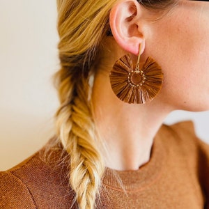 ラージラフィアファンイヤリング BROWN