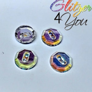 Può includere: Quattro bottoni in vetro trasparente iridescente con due fori ciascuno. I bottoni hanno un design sfaccettato e un bagliore arcobaleno.