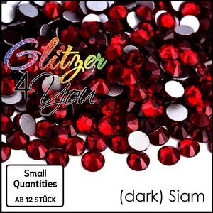 Pode incluir: Uma coleção de pequenos cristais redondos vermelho-escuros facetados com um verso plano prateado. A imagem apresenta o texto Glitzer 4 You, uma caixa com o texto Small Quantities AB 12 STÜCK e o texto (dark) Siam impresso na imagem.