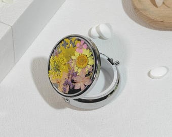 Pressed  daisy flower round pill box with makeup mirror,keychain jewelry box,cute custom name travel pocket pill box,engraved your logo