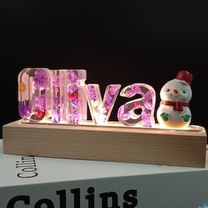 Lâmpada de boneco de neve personalizada com letras de resina e margaridas roxas e hortênsias, luz noturna personalizada com flores secas, belo presente para o Ano Novo e Natal
