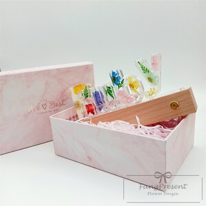 Luz de noche de flores con carga personalizada, lámpara de resina con letras y nombre de flores secas personalizada con caja de regalo, color de luz ajustable, el mejor regalo de boda
