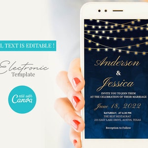 Pode incluir: Um convite de casamento azul e dourado com luzes de corda sobre um fundo azul escuro. O convite diz "Anderson & Jessica Convidam-no a juntar-se a eles na celebração do seu casamento 18 de junho de 2022 Sábado, às 18h30 O melhor restaurante 211 East Lake Drive, Austin, Texas Recepção a seguir"