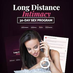 Può includere: L'immagine presenta il testo "Long Distance Intimacy" e "30-DAY SEX PROGRAM". Una donna tiene in mano un telefono e un paio di manette. Uno schermo di computer mostra del testo sull'argomento. Lo sfondo è di colore viola scuro.