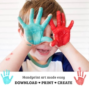 K&ouml;nnte beinhalten: Ein kleines Kind mit blauer und roter Farbe an den H&auml;nden, das sich die Augen bedeckt. Das Kind l&auml;chelt und tr&auml;gt ein rot-blaues Shirt. Der Text "Handprint art made easy DOWNLOAD &hearts; PRINT &hearts; CREATE" befindet sich unter dem Bild.