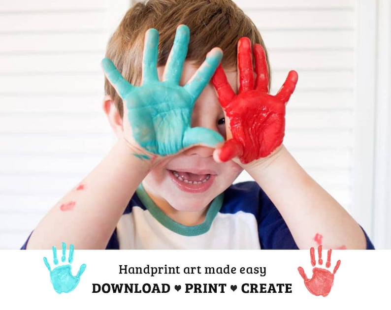 K&ouml;nnte beinhalten: Ein kleines Kind mit blauer und roter Farbe an den H&auml;nden, das sich die Augen bedeckt. Das Kind l&auml;chelt und tr&auml;gt ein rot-blaues Shirt. Der Text "Handprint art made easy DOWNLOAD &hearts; PRINT &hearts; CREATE" befindet sich unter dem Bild.