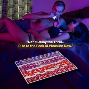 Op de afbeelding: Een bordspel met verschillende illustraties en de tekst "Don't Delay the Thrill... Rise to the Peak of Pleasure Now." wordt getoond in een slaapkamer. Het spel heeft rode en witte vierkanten met illustraties.