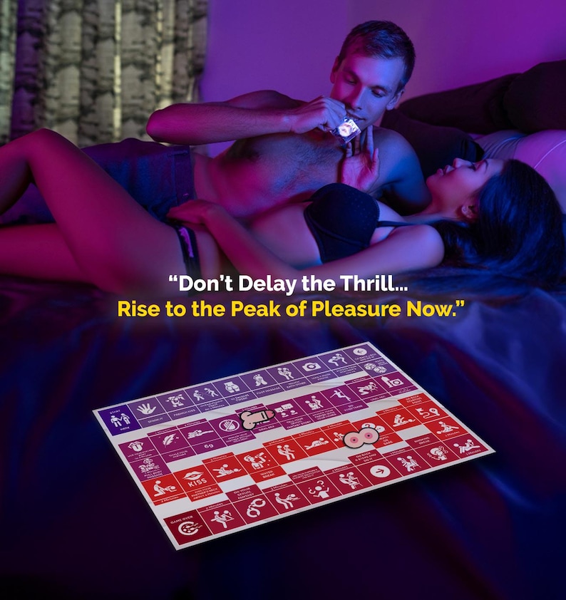 Op de afbeelding: Een bordspel met verschillende illustraties en de tekst "Don't Delay the Thrill... Rise to the Peak of Pleasure Now." wordt getoond in een slaapkamer. Het spel heeft rode en witte vierkanten met illustraties.