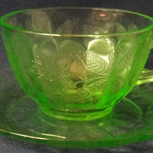 Bloemengroene kop en schotel Jeannette Glass Company