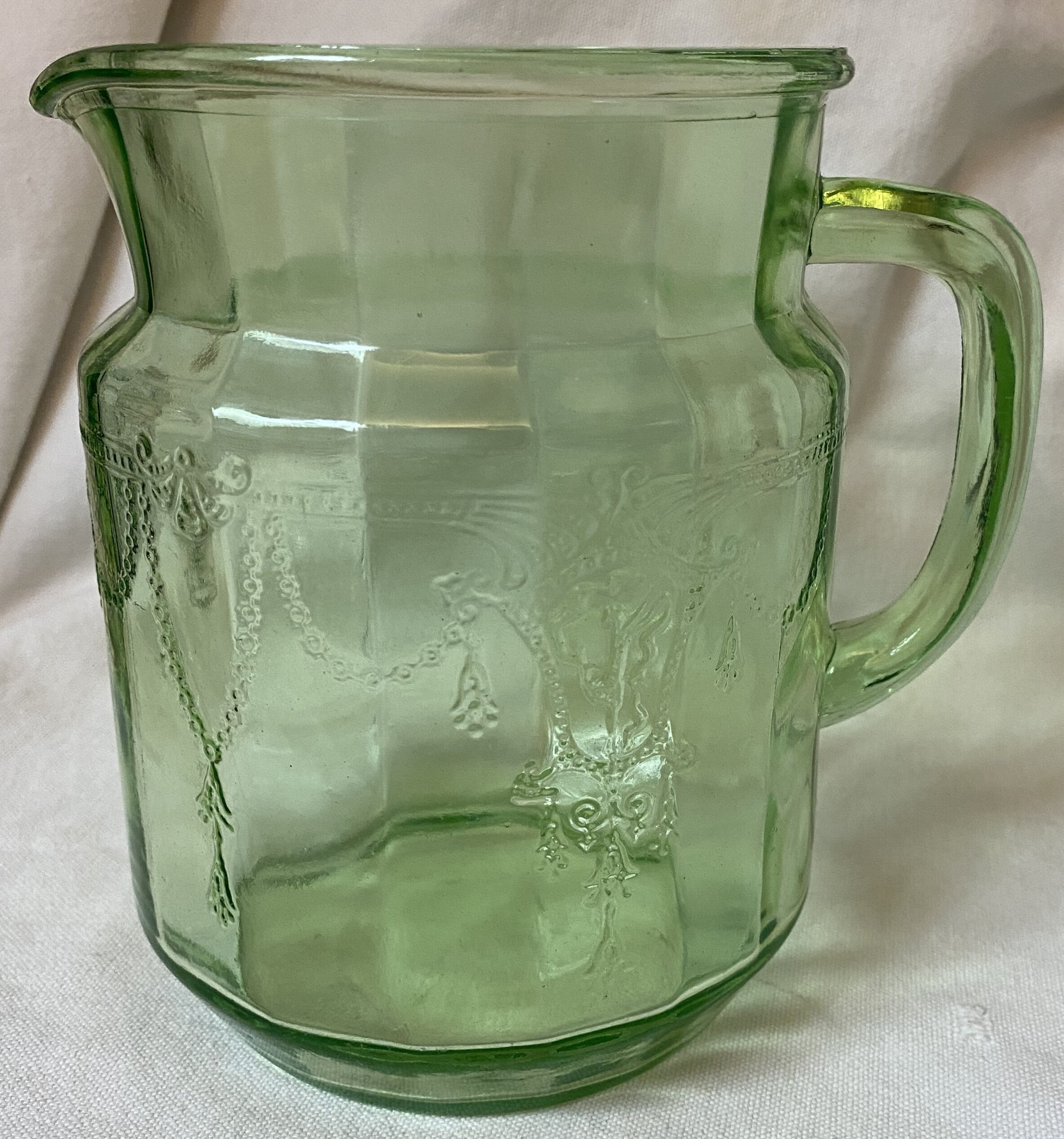 Vintage glass pitchers, juice pitcher, condiment jar with lid, juicer and 4  juice glasses. - Northern Kentucky Auction, LLC